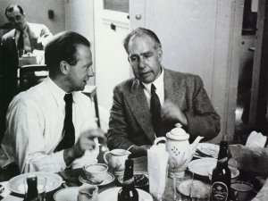 Niels Bohr (derecha) con Werner heisneberg cafeteando